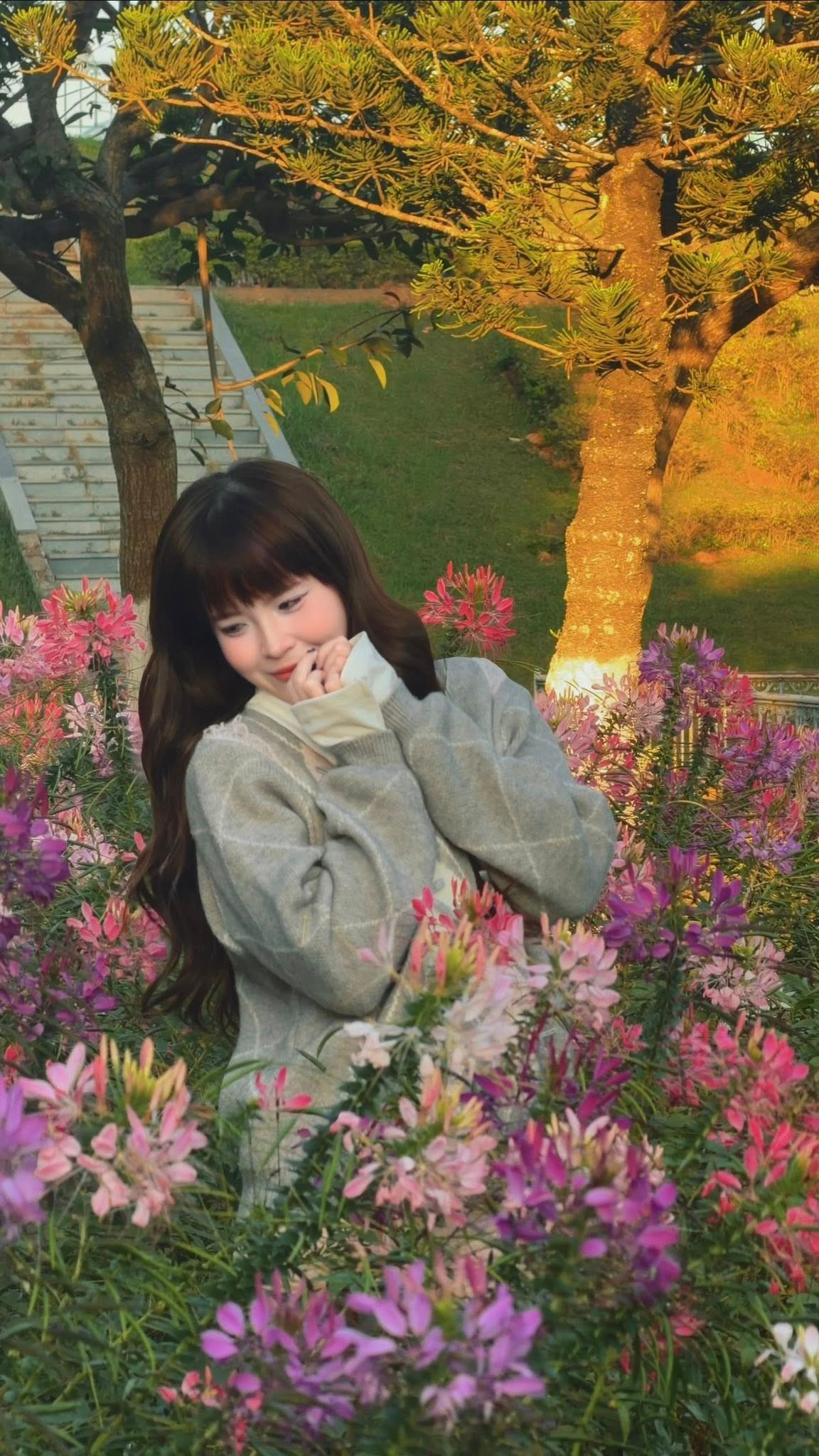 Đặc biệt, ánh mắt long lanh và nụ cười e ấp khiến nhiều người không khỏi liên tưởng đến hình ảnh “nàng thơ” giữa vườn hoa đầu năm.