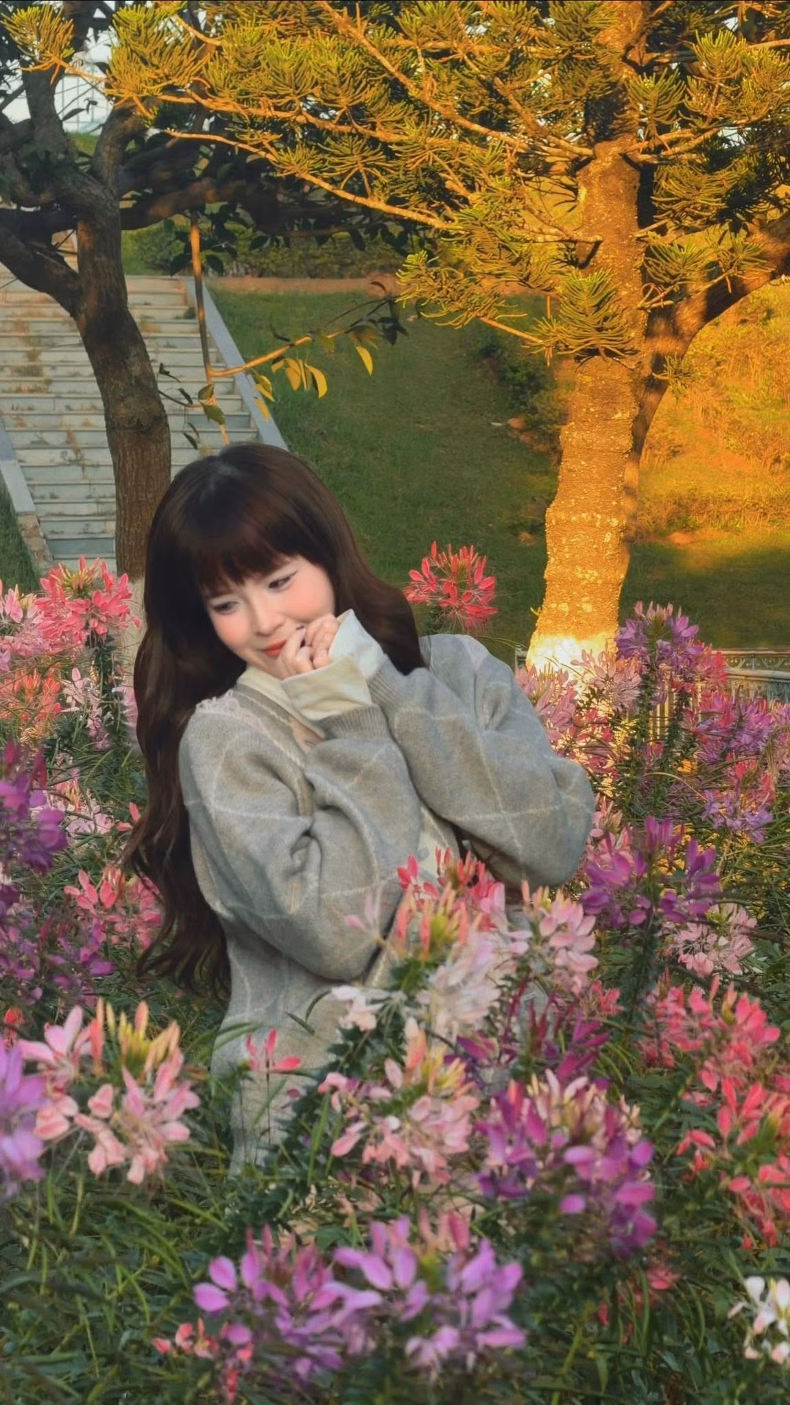 Đặc biệt, ánh mắt long lanh và nụ cười e ấp khiến nhiều người không khỏi liên tưởng đến hình ảnh “nàng thơ” giữa vườn hoa đầu năm.