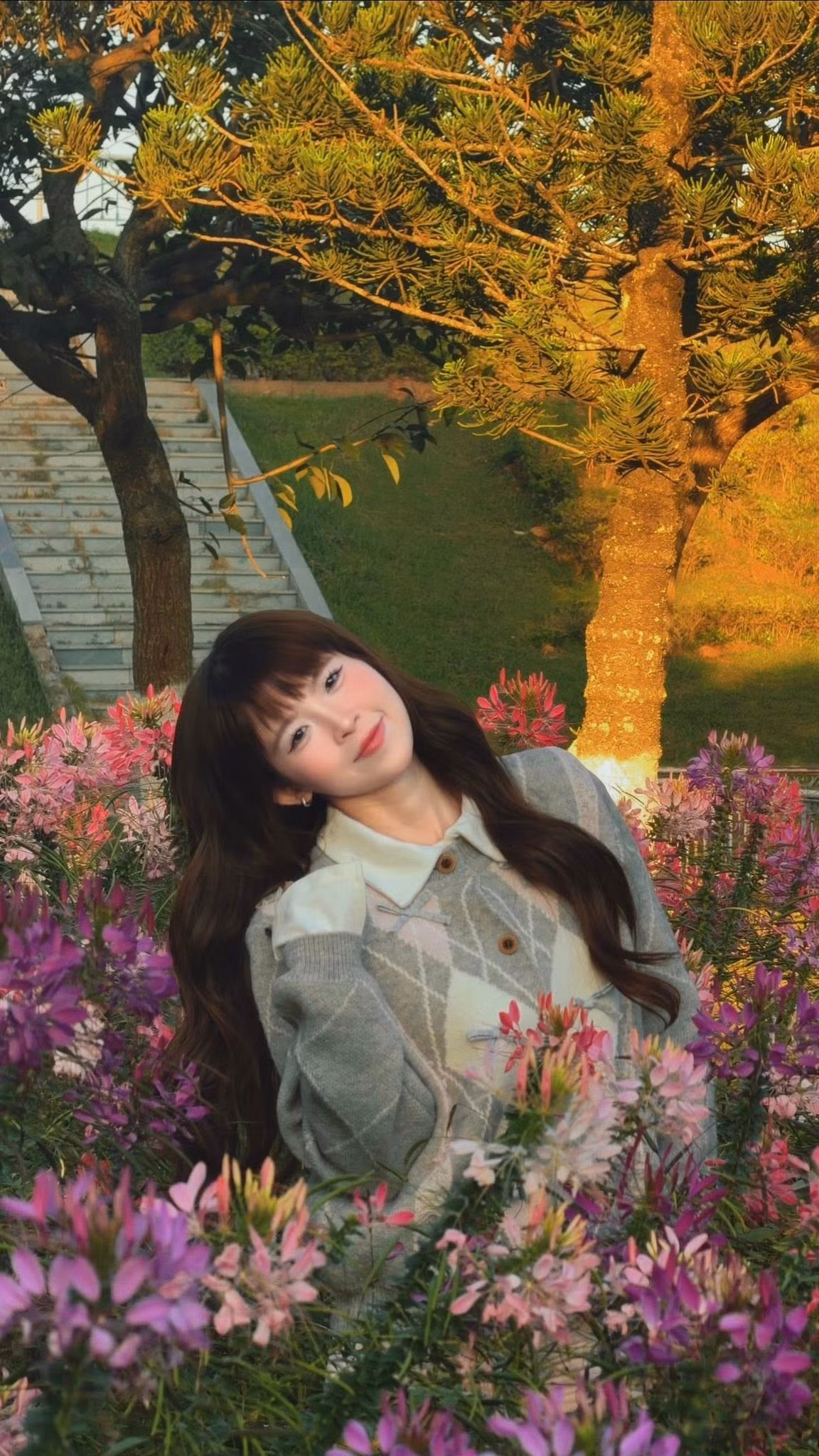 Mái tóc dài buông nhẹ cùng kiểu trang điểm trong veo giúp gương mặt của Thúy Kiều trông mềm mại, thanh thoát hơn hẳn.