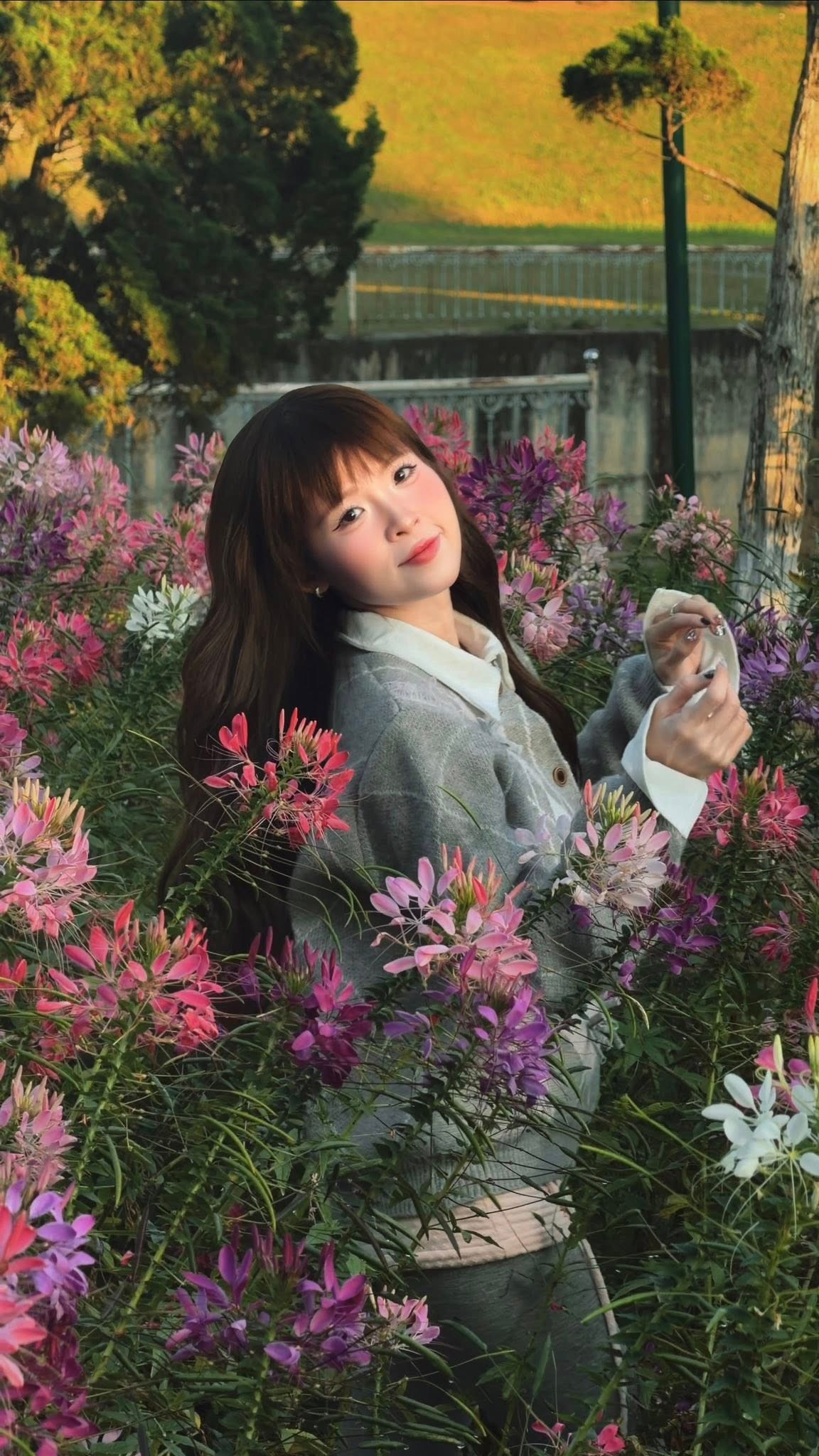 Nếu như trước đây Thúy Kiều thường gắn liền với phong cách dễ thương, có phần trẻ con, thì “giao diện mới” lần này lại cho thấy sự trưởng thành rõ rệt trong nhan sắc lẫn thần thái. Không cần tạo dáng cầu kỳ, chỉ một cái nghiêng đầu hay ánh nhìn nhẹ cũng đủ khiến bộ ảnh trở nên cuốn hút.