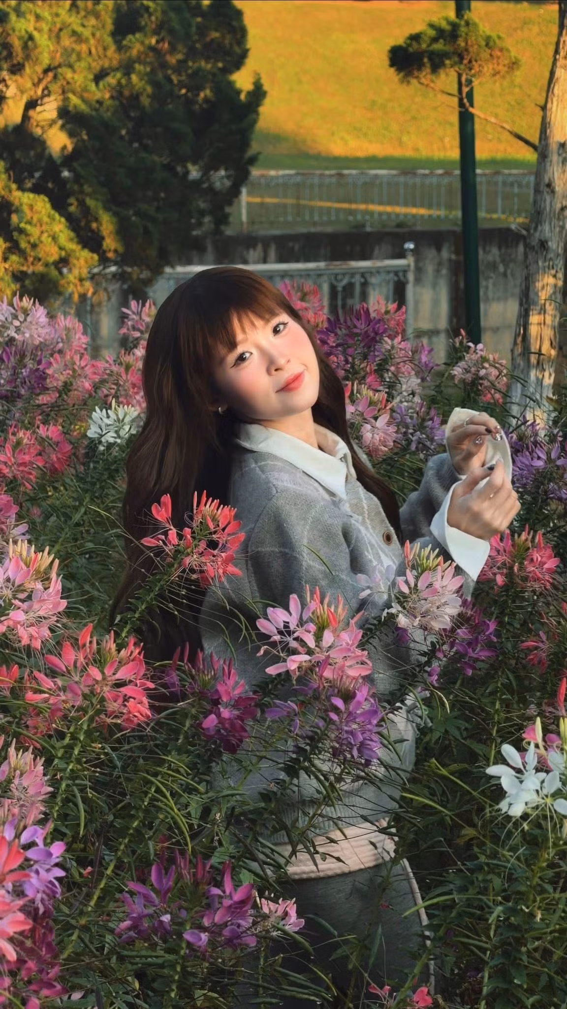 Nếu như trước đây Thúy Kiều thường gắn liền với phong cách dễ thương, có phần trẻ con, thì “giao diện mới” lần này lại cho thấy sự trưởng thành rõ rệt trong nhan sắc lẫn thần thái. Không cần tạo dáng cầu kỳ, chỉ một cái nghiêng đầu hay ánh nhìn nhẹ cũng đủ khiến bộ ảnh trở nên cuốn hút.