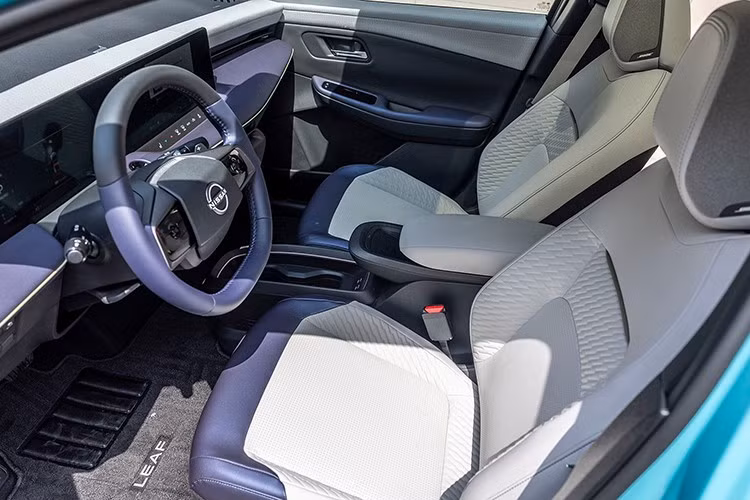 Khoang nội thất của Leaf 2026 được Nissan khẳng định rộng rãi hơn nhờ sàn phẳng và ghế ngồi thiết kế mới. Phía trước, tất cả phiên bản đều có buồng lái kỹ thuật số với cụm màn hình kép 12,3 inch ở hai bản S và S+. Trong khi đó, bản SV+ và Platinum+ được nâng cấp lên màn hình 14,3 inch.