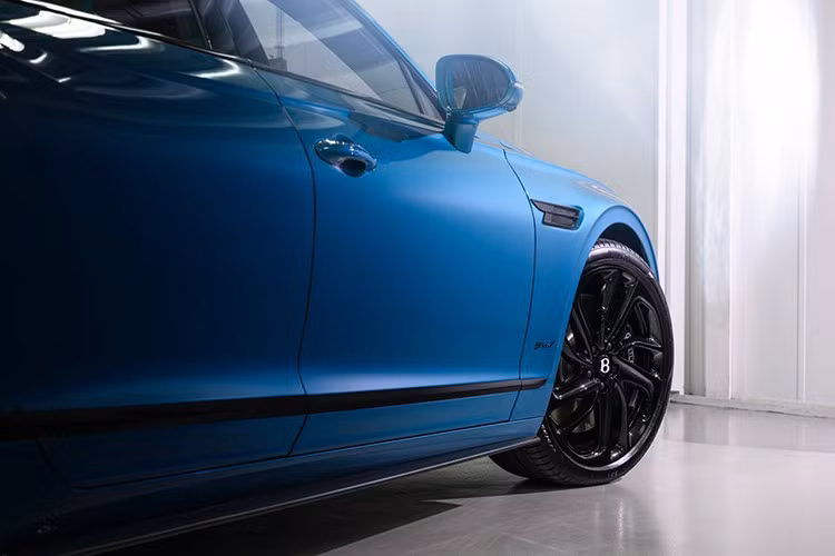 Do độ phức tạp cao, Bentley khẳng định đây là tùy chọn sơn độc quyền nhất của Mulliner, bộ phận cá nhân hóa nổi tiếng của hãng. Giá khởi điểm cho tùy chọn này là 68.000 USD (khoảng 1,79 tỷ đồng), ngang bằng với giá bán của nhiều mẫu xe hạng sang.