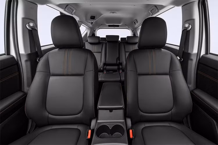 Toàn bộ ghế được bọc da cao cấp, dễ vệ sinh, với điểm khác biệt ở phối màu: Xpander mang tông đen sang trọng, còn Xpander Cross gây ấn tượng với hai tông đỏ – đen kết hợp công nghệ giảm hấp thụ nhiệt.