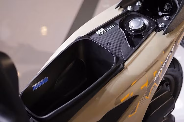 Bình xăng của xe có dung tích 4,4 lít, phù hợp với nhu cầu sử dụng hàng ngày. Tổng trọng lượng xe chỉ 88 kg, khiến Honda BeAT trở thành lựa chọn phù hợp cho mọi đối tượng người dùng, bất kể giới tính hay độ tuổi.