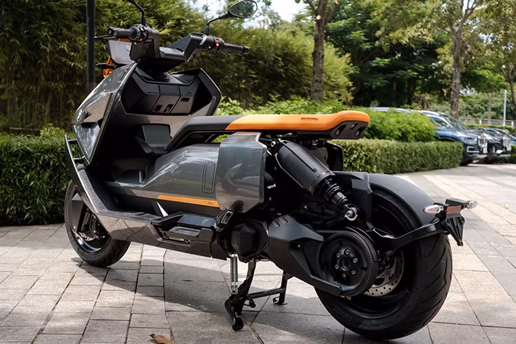 Các tiện ích khác trên mẫu xe tay ga cao cấp chạy điện này gồm cốp nằm bên hông xe có thể chứa được mũ bảo hiểm, hộc để phía trước có sẵn cổng sạc USB-C cho các thiết bị di động.