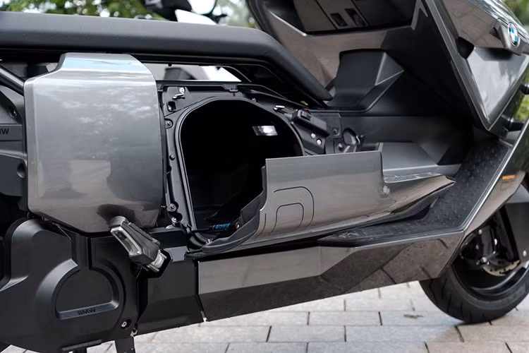 Tất cả các phiên bản CE-04 đều trang bị phanh đĩa đôi phía trước và đĩa đơn phía sau tích hợp ABS 2 kênh tiêu chuẩn. Khung sườn dạng kết cấu thép ống, giảm xóc trước ống lồng đường kính 35mm, gắp sau dạng gắp đơn kết hợp giảm xóc đặt lệch một bên. Cặp mâm sử dụng kích thước 15 inch đi kèm lốp 120/70-15 phía trước và 160/60-15 phía sau.