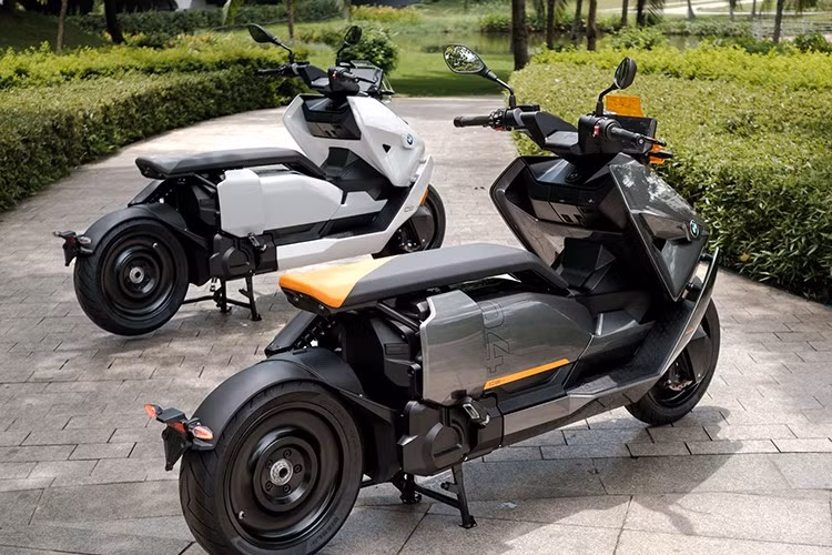 Với bộ sạc nhanh công suất 6,9kW (sạc tiêu chuẩn 2,3kW) thời gian giảm xuống 1 giờ 40 phút và sạc từ 20% đến 80% mất 45 phút. BMW cũng nhấn mạnh rằng công nghệ sạc và pin của CE-04 được thừa hưởng một phần từ ngành công nghiệp ôtô điện của hãng.