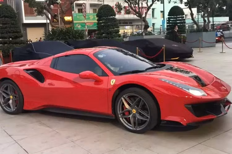 Đại gia Hải Dương cũng chia sẻ hình ảnh chụp cùng chiếc Ferrari 488 Pista Spider và kèm gợi ý đồ mang trên mình đều do vợ chọn. Chiếc Ferrari 488 Pista Spider này ban đầu mang biển số 51H-395.44 nhưng sau đó, khi luật cho phép định danh biển số, đại gia này đã săn lùng được biển 51K-858.68 để định danh xe.