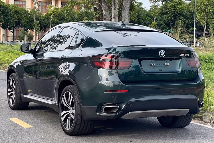 Chiếc BMW X6 đang được rao bán thuộc đời 2009, sử dụng động cơ 3.0L. Người bán không tiết lộ số km đã đi nhưng khẳng định xe vẫn vận hành tốt. Với giá 280 triệu đồng, chiếc SUV hạng sang này đã mất tới 97% giá trị sau 16 năm sử dụng.
