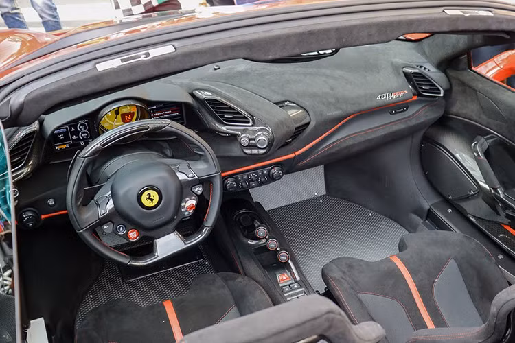 Hệ truyền động của Ferrari 488 Pista Spider chính là khối động cơ V8, dung tích 3.9 lít, tăng áp kép như phiên bản tiêu chuẩn nhưng sản sinh công suất tối đa lên đến 720 mã lực tại vòng tua máy 8.000 vòng/phút và mô-men xoắn cực đại 770 Nm tại vòng tua máy 3.000 vòng/phút.