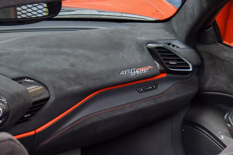 Nếu so sánh với Ferrari 488 Spider, rõ ràng 488 Pista Spider được "bơm" thêm 39 mã lực ở công suất và con số này ấn tượng hơn rất nhiều khi tăng 113 mã lực so với người tiền nhiệm, siêu xe 458 Speciale Aperta chỉ có đúng 499 chiếc được sản xuất.