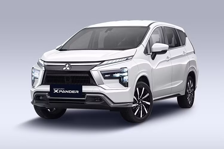 Động cơ 1.5L MIVEC tiếp tục được duy trì với công suất 104 mã lực và mô-men xoắn cực đại 141 Nm, kết hợp cùng hộp số tự động 4 cấp. Ưu điểm nổi bật là khoảng sáng gầm 225 mm, cao nhất phân khúc, cho phép xe tự tin vượt qua nhiều loại địa hình, từ phố thị đông đúc đến những chuyến đi dã ngoại.