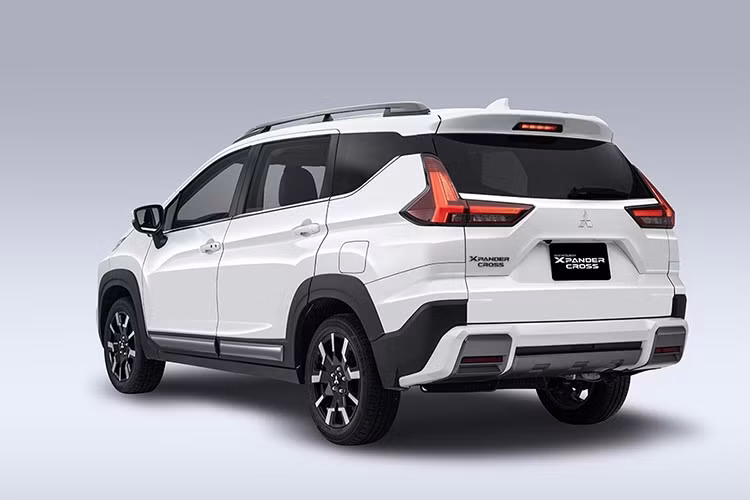 Khung xe RISE cứng vững cùng hệ thống treo ổn định mang đến cảm giác lái vững chãi, phù hợp với nhiều điều kiện vận hành. Ngoài ra, việc đáp ứng tiêu chuẩn khí thải Euro 5 và tương thích với xăng sinh học E10 cho thấy Mitsubishi đang hướng đến những giải pháp bền vững, thân thiện môi trường và phù hợp với xu hướng tiêu dùng xanh.