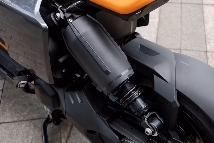 Bên cạnh đó còn có các phiên bản giảm công suất cho một số thị trường gồm bản 15 mã lực và 31 mã lực. BMW Motorrad công bố rằng CE-04 có thể tăng tốc từ 0-50km/h mất 2,6 giây và tốc độ tối đa là 120km/h.