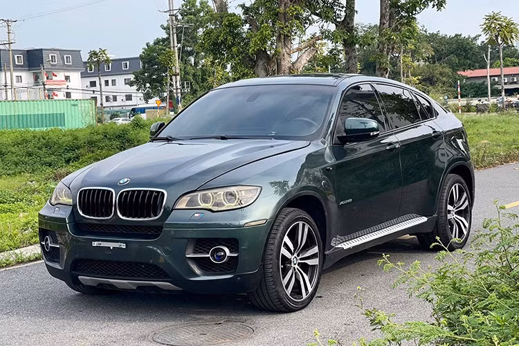 Dòng SUV BMW X6 từng là biểu tượng xe sang tại Việt Nam và được nhiều người dùng mê mẩn. Mới đây, một chiếc X6 2009 đang được rao bán với mức giá chỉ 280 triệu đồng, thấp hơn cả giá bán lẻ của mẫu xe điện cỡ nhỏ VinFast VF3 (299 triệu đồng). Thông tin này đã gây nhiều bất ngờ cho cộng đồng yêu xe.