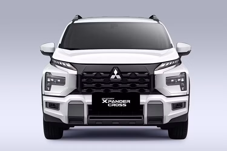 Lưới tản nhiệt, cản trước và cản sau được thiết kế mới, bộ mâm hợp kim 17 inch cũng có kiểu dáng thể thao hơn. Đèn chiếu sáng LED toàn phần dạng T-Shape, kết hợp cùng dải đèn ban ngày sắc sảo, giúp xe nổi bật ngay cả trong điều kiện đô thị đông đúc.