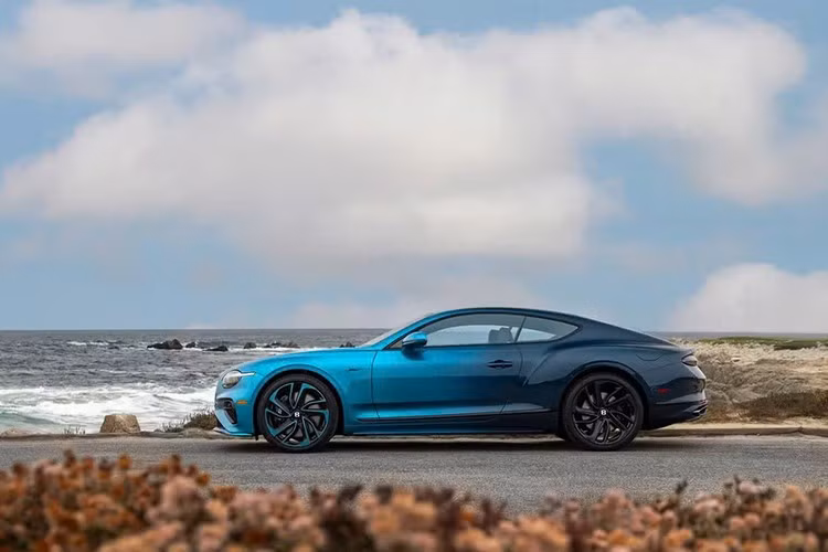 Mỗi màu sơn phản ứng khác nhau khi phun, vì vậy kỹ năng nằm ở cách các kỹ thuật viên ứng phó trong quá trình sơn. Điều này khiến mỗi chiếc xe trở nên độc nhất nhưng vẫn hoàn hảo.