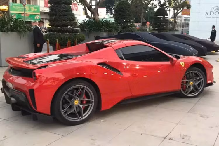 Ferrari 488 Pista Spider của Hoàng Kim Khánh là siêu xe phiên bản hiệu suất cao của dòng siêu xe mui trần Ferrari 488 Spider. Sự có mặt của Ferrari 488 Pista mui trần giúp cho các đại gia Việt có bộ sưu tập siêu xe ấn tượng hơn, hiện đã có 3 xe được mang về nước.