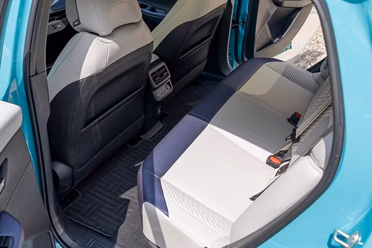 Tất cả các bản của Nissan Leaf 2026 bán tại Mỹ đều được trang bị cổng NACS để dùng trạm sạc Supercharger của Tesla. Đồng thời, xe hỗ trợ tính năng cấp điện cho thiết bị ngoài xe (V2L).