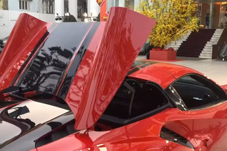 Hãng Ferrari cũng cố gắng mang đến trọng lượng lý tưởng nhất cho 488 Pista Spider và điều đó thể hiện qua cân nặng của xe chỉ dừng ở con số 1.380 kg, nặng hơn 100 kg so với bản Coupe.