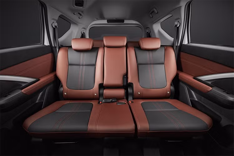 Đáng chú ý, hệ thống kiểm soát vào cua chủ động AYC vốn chỉ có trên Xpander Cross nay được trang bị cho Xpander, kết hợp cùng các công nghệ quen thuộc như cân bằng điện tử ASC, chống bó cứng phanh ABS, phân bổ lực phanh điện tử EBD, hỗ trợ lực phanh khẩn cấp BA, khởi hành ngang dốc HSA và kiểm soát lực kéo TCL... giúp xe vận hành ổn định và an toàn hơn, đặc biệt trong điều kiện đường trơn trượt hay khi di chuyển trên địa hình phức tạp.