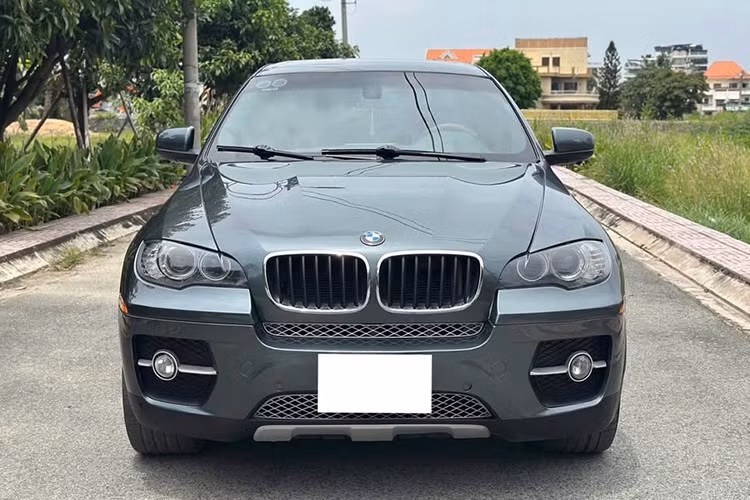 BMW X6 ra mắt lần đầu vào năm 2008 và nhanh chóng tạo nên trào lưu mới trong phân khúc SUV gầm cao nhờ thiết kế lai coupe độc đáo. Thời điểm 2009, một chiếc X6 nhập chính hãng có giá khởi điểm khoảng 210.000 USD (tương đương 3,8 tỷ đồng theo tỷ giá). Sau khi tính thêm các chi phí, giá lăn bánh của mẫu xe này tại Việt Nam có thể lên tới 4,3 tỷ đồng.