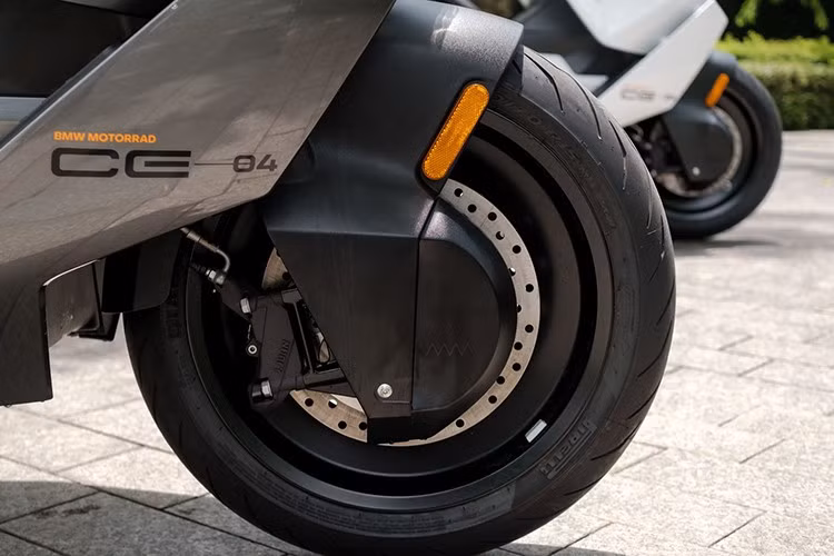 BMW CE-04 được trang bị động cơ điện treo trên khung nằm giữa thân xe và truyền chuyển động thông qua dây đai tới bánh sau. Mẫu e-scooter tới từ Đức sản sinh công suất 42 mã lực tương đương với động cơ đốt trong 500cc.