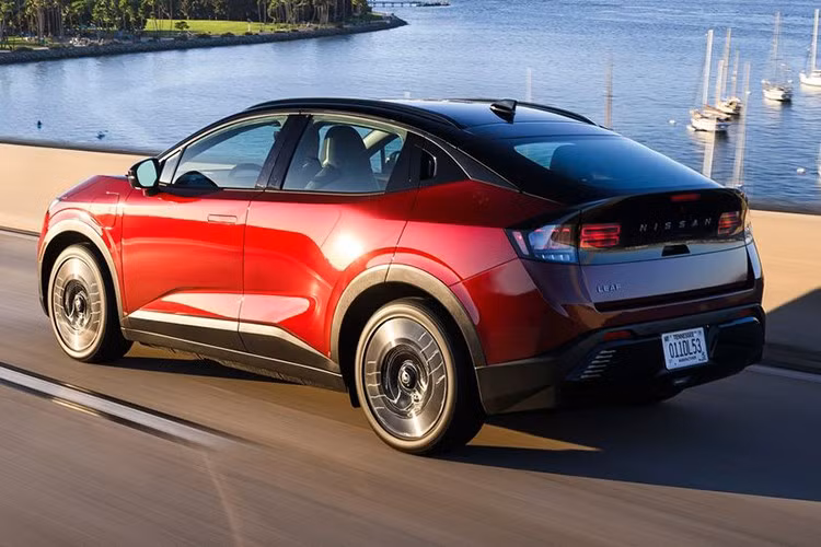 Theo kế hoạch, Nissan Leaf S 2026 sẽ xuất hiện tại các đại lý Mỹ vào mùa xuân năm 2026, tức là muộn hơn vài tháng so với các phiên bản còn lại vốn dự kiến lên kệ trong vài tuần tới.