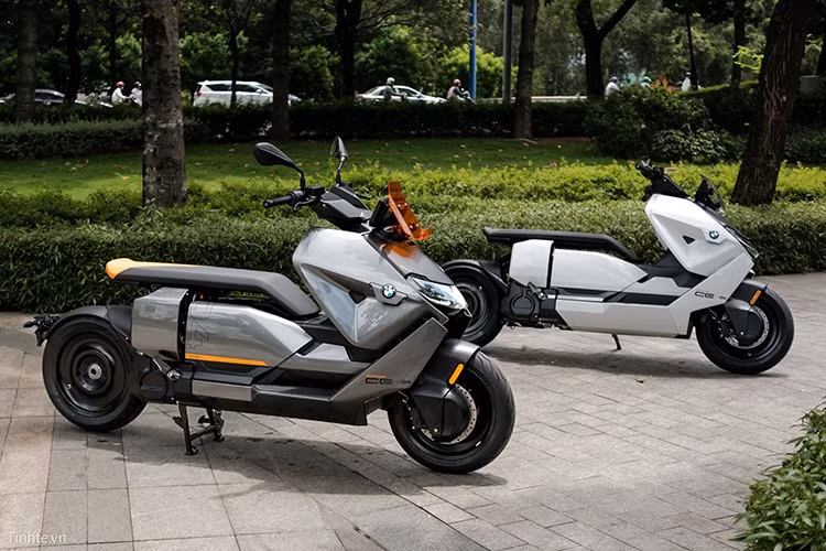 Về ngoại hình, BMW CE-04 khác biệt những dòng xe tay ga phân khối lớn hiện nay với các bề mặt phẳng và đường chặt, khắc khiến chiếc xe như một cỗ máy từ phim viễn tưởng có chủ đề tương lai. Chính vì những sự khác biệt trên nên có thể nói về cơ bản, có thể nói chiếc xe đã mở ra một phân khúc hoàn toàn mới tại Việt Nam: xe máy điện thượng hạng, công nghệ cao.