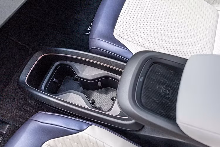 Bản S sẽ được trang bị pin 52 kWh cùng mô-tơ điện cho công suất tối đa 174 mã lực. Các bản S+, SV+ và Platinum+ vốn sử dụng pin 75 kWh, đi kèm mô-tơ điện mạnh hơn với công suất tối đa 215 mã lực.