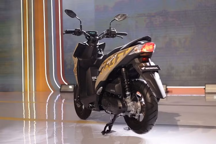 Honda BeAT 2025 mới ra mắt tại thị trường Malaysia được cập nhật thêm hai màu đen và trắng, bên cạnh các màu sắc đã có trước đó như xám mờ và xanh lá, mang đến cho khách hàng thêm nhiều lựa chọn phù hợp với phong cách cá nhân.