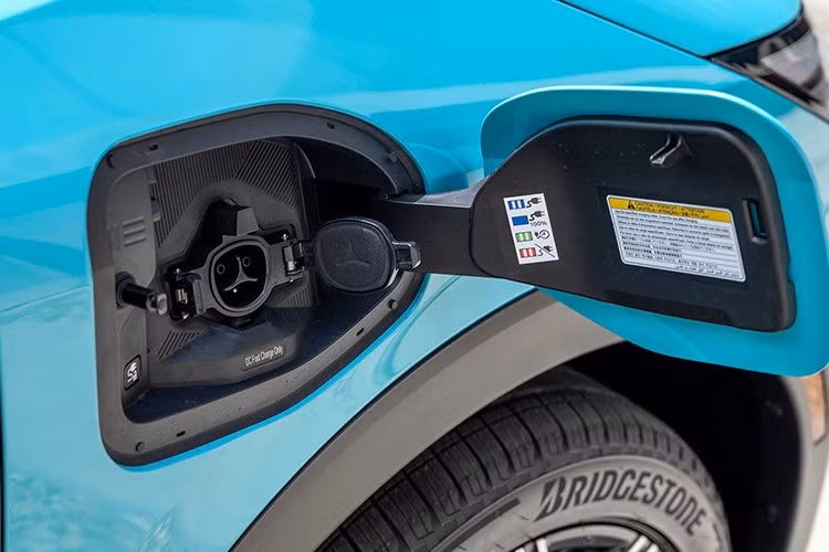 Mẫu xe điện này được trang bị đèn LED tiêu chuẩn. Riêng bản Platinum+ có đèn hậu lấy cảm hứng từ Nissan Z. Mâm xe gồm các loại thép 18 inch với ốp khí động lực học ở bản S và S+. Trong khi đó, mâm hợp kim 18 inch dành cho bản SV+ và bản Platinum+ dùng mâm hợp kim 19 inch.