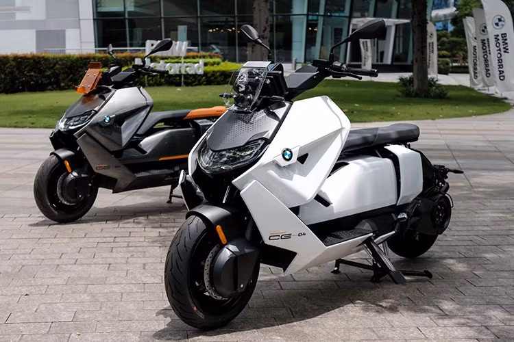Được ra mắt lần đầu vào năm 2021 nhưng phải tới 2023, những chiếc BMW CE-04 mới có mặt tại Việt Nam thông qua nhà phân phối chính thức THACO Auto. Và mức giá bán của xe không hề rẻ, tới 560 triệu đồng, tức là cao hơn cả giá mẫu xe Mitsubishi Xpander MT (555 triệu đồng) - một chiếc ôtô 7 chỗ ăn khách hàng đầu tại Việt Nam.