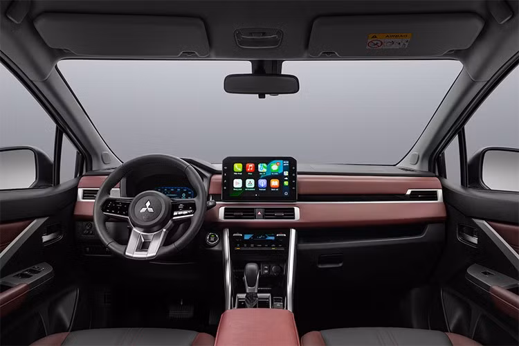 Không gian 7 chỗ ngồi vẫn duy trì ưu thế rộng rãi, phù hợp với gia đình nhiều thế hệ. Những tiện ích hiện đại như phanh tay điện tử, giữ phanh tự động, sạc điện thoại không dây và điều hòa kỹ thuật số tiếp tục khẳng định sự nâng cấp toàn diện so với các phiên bản trước. Về trang bị an toàn, Mitsubishi bổ sung thêm túi khí hông và túi khí rèm, nâng tổng số lên 6 túi khí cho cả hai phiên bản.