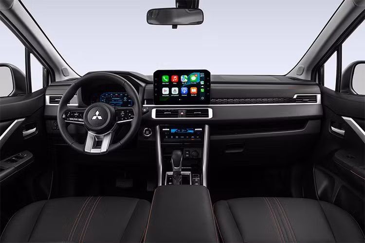 Bên trong khoang lái, cả hai phiên bản được nâng cấp với nhiều tiện nghi hướng đến sự thoải mái và trải nghiệm công nghệ cao. Màn hình giải trí 10 inch hỗ trợ kết nối Apple CarPlay và Android Auto không dây, đi kèm đồng hồ kỹ thuật số 8 inch cho người lái và vô lăng ba chấu thiết kế mới.