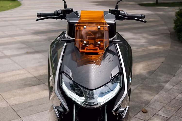 Xe sở hữu kích thước dài 2.285 mm, rộng 885 mm và cao 1.150 mm. Trọng lượng khoảng 231 kg. Khung sườn CE04 được làm bằng thép ống, yên phẳng và trải dài từ trước ra sau, cao 780 mm. CE04 trang bị đèn chiếu sáng toàn LED.