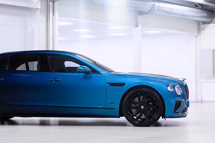 Theo Bentley, quá trình tạo ra lớp sơn Ombré đòi hỏi hai kỹ thuật viên tay nghề cao làm việc liên tục trong 60 giờ. Đầu tiên, xe được phủ hai lớp sơn cơ bản ở đầu và đuôi, sau đó trải qua nhiều giai đoạn phun và xử lý để tạo hiệu ứng chuyển màu mượt mà, cân xứng giữa hai bên thân