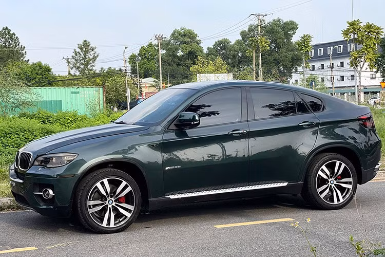 Ngoại thất xe mang màu xanh rêu, đi kèm bộ mâm đa chấu 20 inch phay sáng kết hợp viền đen, mang lại dáng vẻ thể thao hơn so với loại 19 inch nguyên bản. Xe cũng được thay đèn sương mù halogen bằng đèn Bi-xenon, cải thiện khả năng chiếu sáng.