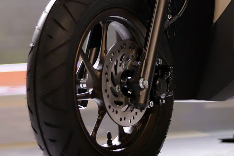 Về mặt an toàn và tiện nghi, Honda BeAT 2025 được trang bị hệ thống phanh kết hợp CBS, cho phép phanh trước và sau hoạt động kết hợp nhằm tạo cảm giác dừng xe mượt mà và cân bằng hơn. Mẫu xe này cũng đạt chứng nhận an toàn 3 sao từ chương trình MyMAP tại Malaysia.