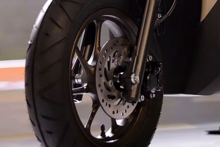 Về mặt an toàn và tiện nghi, Honda BeAT 2025 được trang bị hệ thống phanh kết hợp CBS, cho phép phanh trước và sau hoạt động kết hợp nhằm tạo cảm giác dừng xe mượt mà và cân bằng hơn. Mẫu xe này cũng đạt chứng nhận an toàn 3 sao từ chương trình MyMAP tại Malaysia.