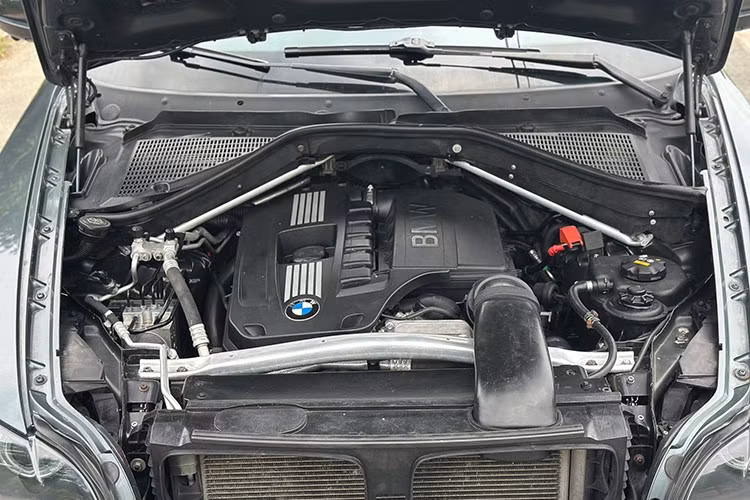 Mặc dù giá bán rẻ hơn một chiếc xe phổ thông, thậm chí thấp hơn cả VinFast V 3 mới, BMW X6 đời 2009 không phải là lựa chọn cho người mua lần đầu. Với một mẫu xe Đức trên 15 năm tuổi, chi phí bảo dưỡng, thay thế phụ tùng và nhiên liệu đều cao hơn đáng kể so với những dòng xe phổ thông cỡ nhỏ.