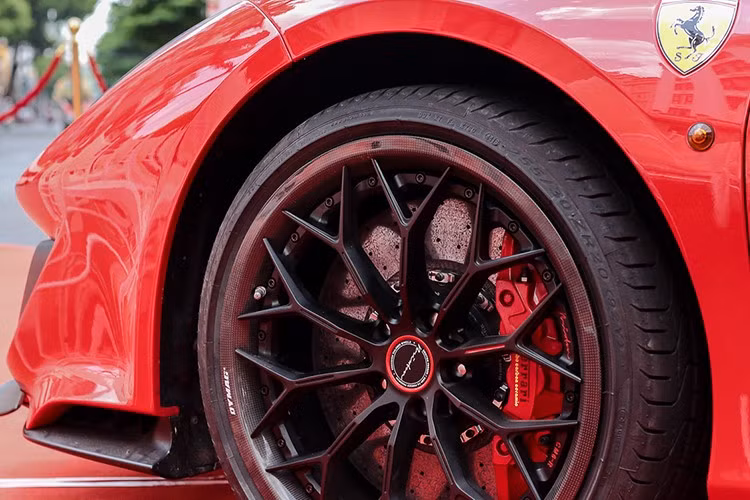 Nói về 488 Pista Spider đầu tiên về Việt Nam, đây là chiếc siêu xe Ferrari mui trần thứ 50 của hãng siêu xe đến từ Ý và cũng đồng thời là "ngựa chiến" mui trần có khối động cơ V8 mạnh nhất trong lịch sử của hãng Ferrari lúc mới ra mắt.