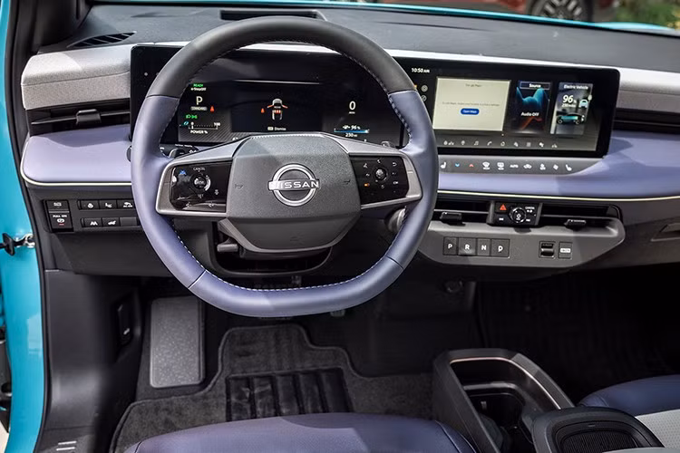 Đỉnh cao là bản Platinum+ với cửa sổ trời toàn cảnh có thể chuyển từ trong suốt sang mờ chỉ bằng một nút bấm. Ngoài ra, bản này còn có màn hình hiển thị thông tin kính lái HUD, hệ thống đèn viền nội thất đa sắc, cảm biến đá cốp và dàn âm thanh Bose 10 loa. Toàn bộ dải sản phẩm đều được trang bị đầy đủ gói hỗ trợ lái xe nâng cao ADAS.