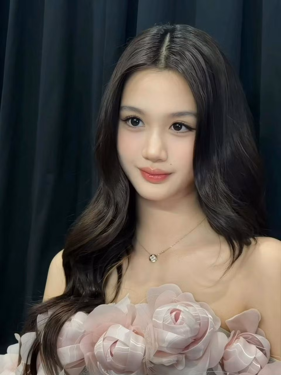 Giới truyền thông Trung Quốc nhận định Cayla là “bản sao thời trẻ của Chung Lệ Đề” với đôi mắt sâu, sống mũi cao và khả năng tạo dáng không thua gì người mẫu chuyên nghiệp.