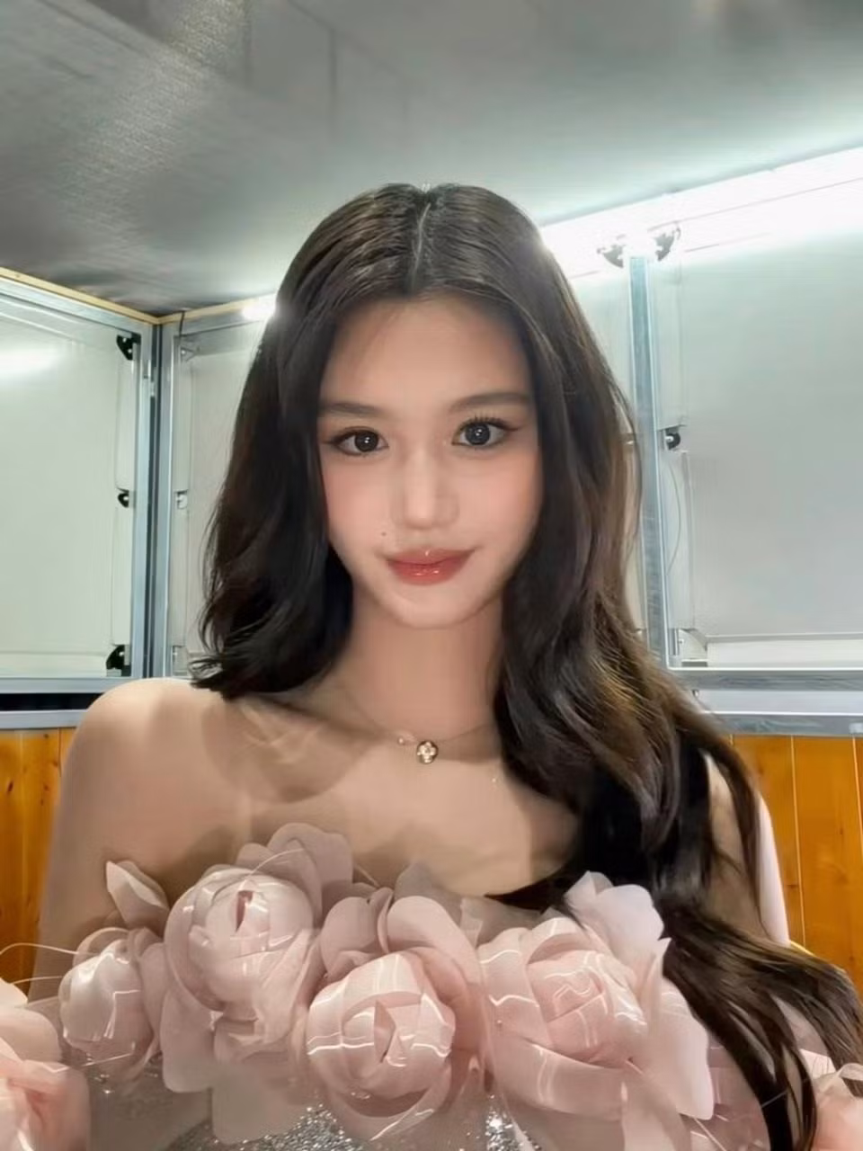 Tháng 4 năm nay, Cayla gây sốt khi diện bộ đầm trắng sang trọng tại buổi tiệc của một thương hiệu mỹ phẩm quốc tế, nhận “cơn mưa” lời khen về thần thái trưởng thành và phong cách thời trang tinh tế.