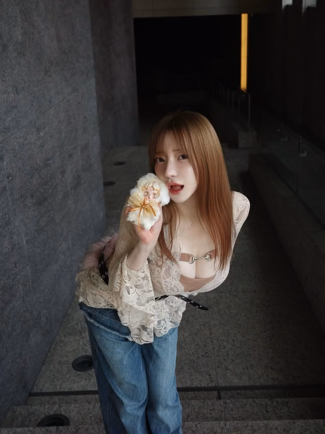 Cô thường xuất hiện trong những bộ đồ với đủ loại phong cách khác nhau, đôi khi là váy suông nhẹ, chụp trong ánh sáng tự nhiên - nơi đường cong cơ thể được tôn lên một cách mềm mại, tự nhiên và tinh tế. Đôi lúc lại là những trang phục khỏe khoắn năng động, hay thậm chí là sang trọng quý phái.