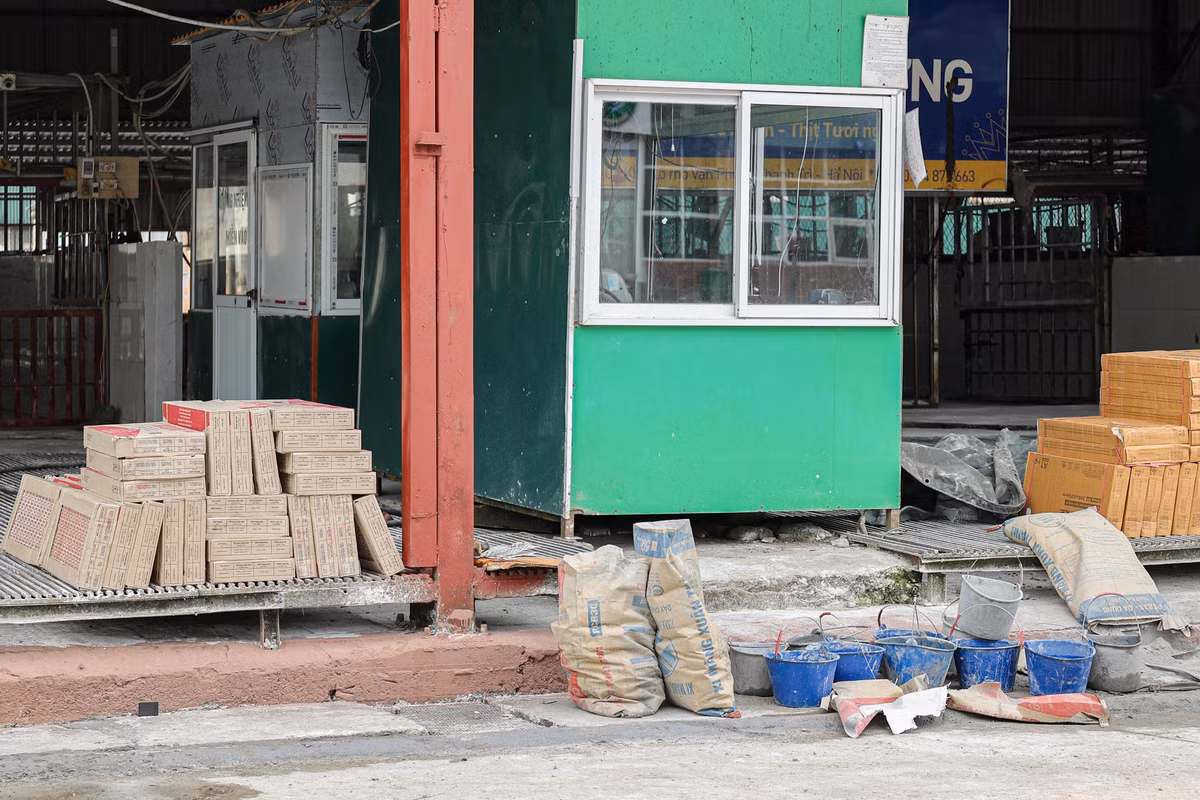 Cơ quan chức năng cáo buộc các đối tượng móc nối với một số cán bộ kiểm dịch để bỏ qua quy trình, đưa lợn bệnh, thậm chí lợn chết vào giết mổ. Từ đầu 2026 đến nay, đường dây đã tiêu thụ khoảng 3.600 con lợn nhiễm bệnh gần 300 tấn thịt, phân phối ra chợ đầu mối, chợ dân sinh và bán cho Công ty TNHH thực phẩm Cường Phát, đơn vị tiếp tục cung cấp cho một số trường học ở Hà Nội.