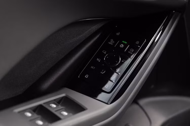 Hệ thống âm thanh cao cấp Bang &amp; Olufsen với 16 loa mang đến trải nghiệm âm thanh vòm 3D sống động trong toàn bộ khoang xe. Đặc biệt, mỗi ghế trước còn được tích hợp hai loa tựa đầu, tạo nên vùng âm thanh cá nhân – lý tưởng cho nhu cầu nghe điện thoại hoặc chỉ dẫn định vị trên xe.