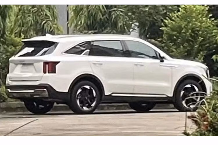 Bảng giá xe KIA Sorento hiện tại có đến 10 phiên bản, cùng 3 lựa chọn về động cơ gồm máy dầu 2.2L, hybrid 1.6L (gồm 2 bản HEV và 2 bản plug-in hybrid PHEV) và máy xăng 2.5L. Giá dao động từ 954 triệu đến 1,399 tỷ đồng.